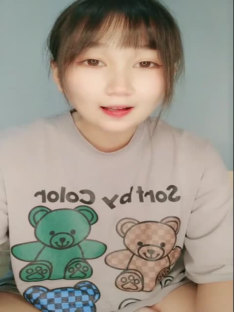 甜美系邻家妹妹！圆圆脸卡哇伊！没穿内裤无毛小穴，手指扣入玻璃棒抽插，爽翻流出白浆