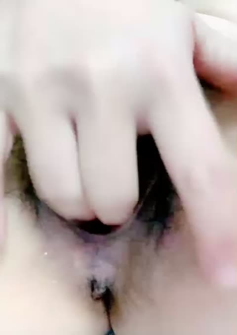 酒店里面约个网红脸妹妹女上位无套暴力打桩，内射特写，掰穴蝴蝶逼