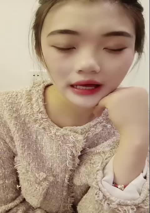 瑶瑶想喝奶极品清纯学妹跟小哥激情啪啪，口交舔逼啥都玩，让小哥边草边尿好刺激，性感无毛逼各种抽插射脸上