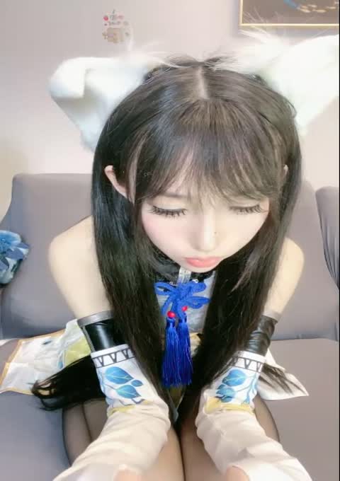 二次元顶级尤物美少女！COS装女神颜值！黑丝美腿白虎美穴，玻璃棒猛捅，高潮出水流白浆