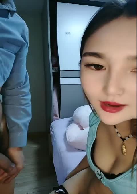 人美逼毛多性感好身材镜头前诱惑狼友跟小哥激情啪啪，吃奶舔逼抠穴浪叫呻吟，舔弄大鸡巴让小哥后入爆草好骚