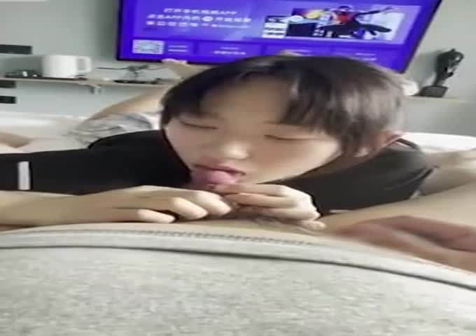 很多人求的超清纯15岁中学校花遭猥琐摄影师诱骗至私密房间内第二部31分钟完整版