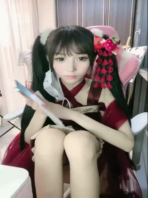 人气绿播美少女初下海！双马尾清纯外表！70多斤娇小身材，JK装白丝袜，玻璃棒假屌轮番抽插