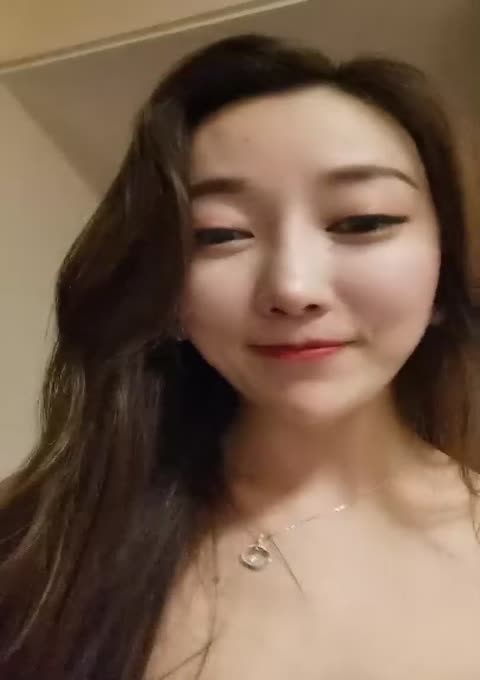 气质美少妇颜值颇高，一脸都是戏，表情享受卖力口活无套啪啪操逼内射