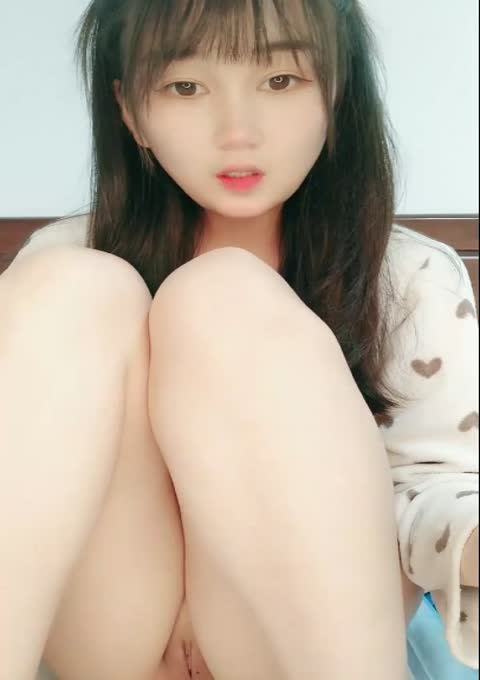 圆圆脸清纯小妹妹！一脸呆萌自慰秀！无毛干净小穴，玻璃棒插入猛捅，特写视角极度诱惑