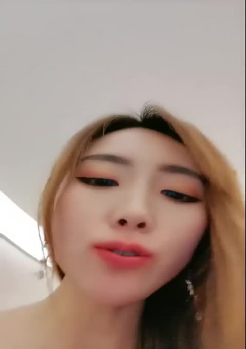白丝高跟露脸性感的骚宝贝激情大秀直播，给小哥深喉大鸡巴，按着屁股狂草抽插，无套蹂躏全射在逼上特写展示