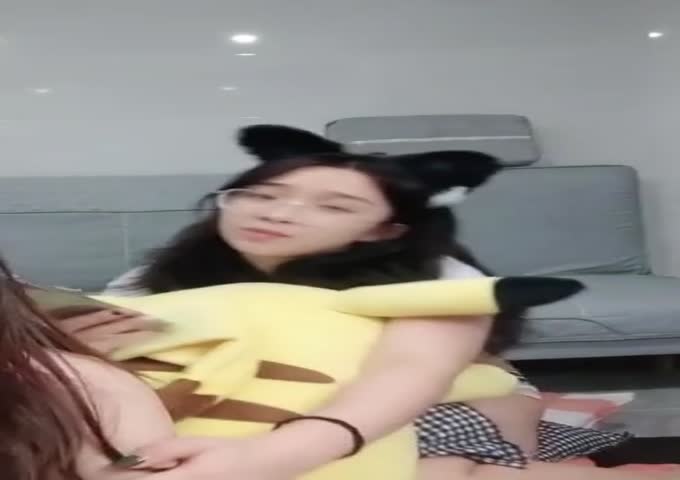 下  精品国产女同第二弹！颜值超高的18岁姐妹花互舔互插 妹妹表示自己根本不想开学 姐妹唇舌交融超诱惑132分钟完整版