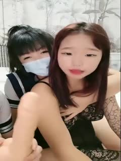 精彩4P两个风骚老阿姨床上调教小鲜肉和渣女小萝莉激情啪啪，黑丝制服露脸被老阿姨吃奶小哥舔逼，多体位爆草