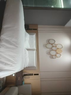 高端极品，甜美型大奶小姐姐，埋头吸吮大屌，后入大屁股，脸对着镜头