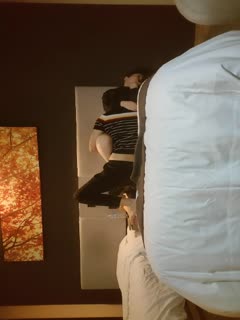 酒店约操气质少妇，撩起裙子吸吮奶子，爆插骚逼，大白屁股骑坐