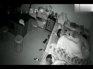 东北大炕女儿当爸妈面前，全裸摸屌要操逼内射