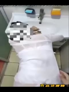趁嫂子进卫生间，直接掰开骚穴后入