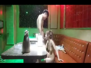 2000包间干漂亮小姐姐前凸后翘，浪劲儿十足