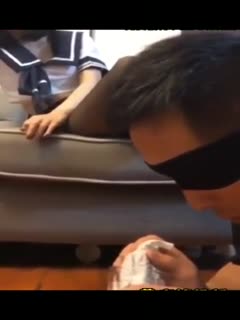 妻子水手服勾引老公，没想到老公却是硬不起来，妻子一气之下调教老公