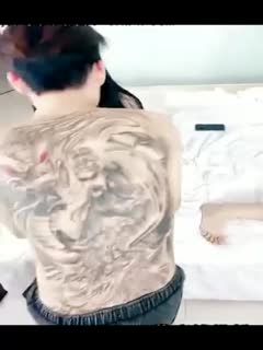 震撼的精彩群P，俩男大战一群00后妹子