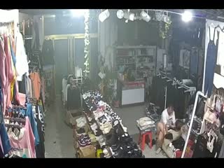监控泄露打烊后店老板骑上收淫员偷情的时光欢乐不止
