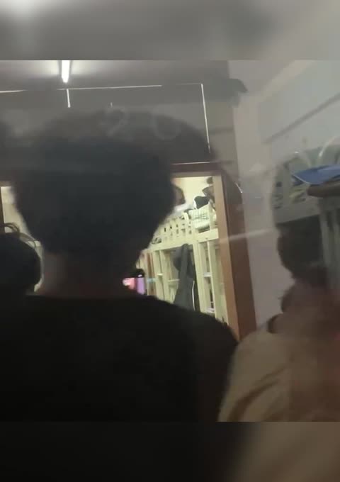 内蒙古乌兰察布集宁师范大学一女生全裸去男生宿舍砸东西打人，搞的一片狼藉极为不堪！