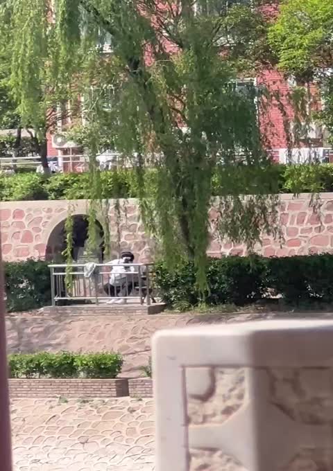 门事件 孟子像前公园长椅做爱