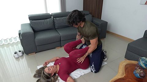 Zack whiter 一个华丽的金发女人在她丈夫不在的时代用她紧张的阴户户操作她的教练，他有一个巨人的鸡巴