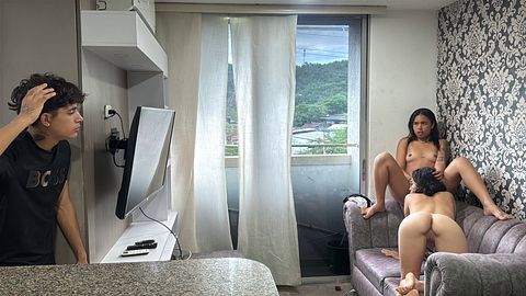 BritannySexxx 来看看我的兄弟姐妹与我的女朋友的关系，然后我们终于找到了一个充满激情的性爱喷水三人组。