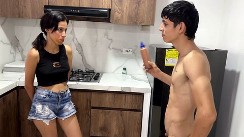 Esperancita sex ¿Pillo a mi hermanastra comiéndose comiéndose 是我最喜欢的巧克力，用一根硬的穿透来惩罚我 hermanastra
