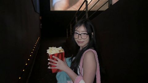 ImKikisita 邀请我的朋友去电影院然后我试试中出