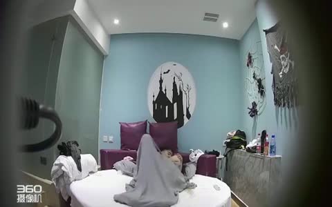 主題酒店偷拍四眼仔和女友開房翻雲覆雨過後來點雪糕和薯條補充一下能量