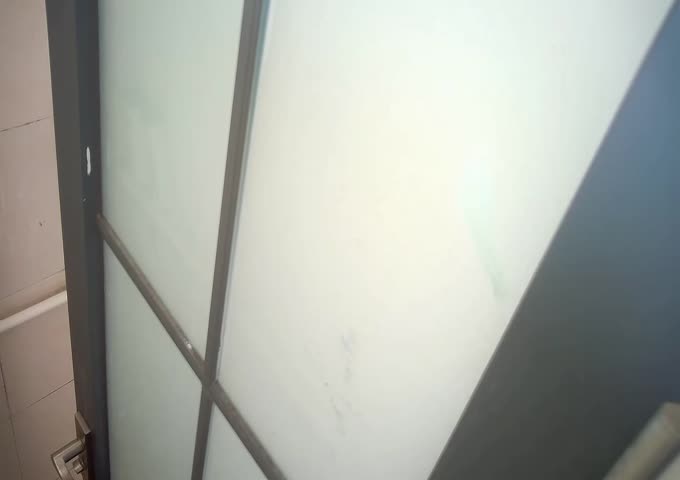 高价收买职高女同学在集体宿舍浴室偷放针孔摄像头偷拍同学洗澡