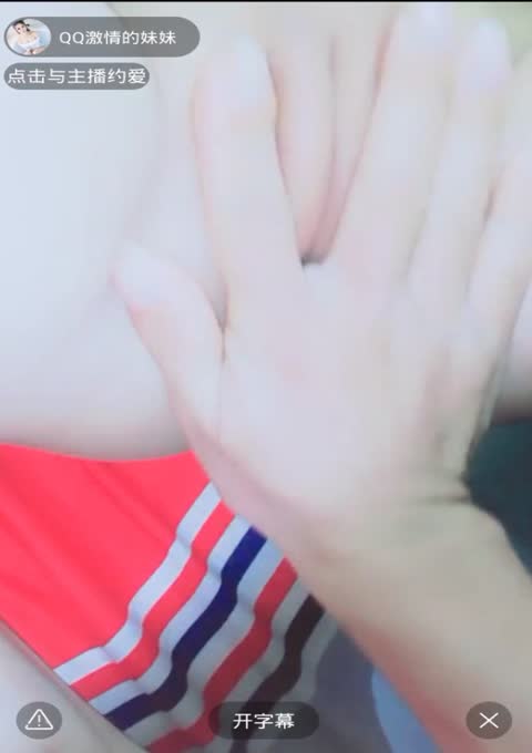 一對初中生玩直播賺外快小妹妹毛還沒長小逼嫩得不忍去碰男友小雞巴在洞口蹭蹭