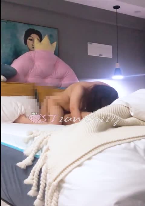 高潮叠起的大胸美少女學生爽到不能呼吸