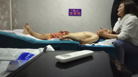 按摩店熟女阿姨 看到小伙子强壮拉着他做服务