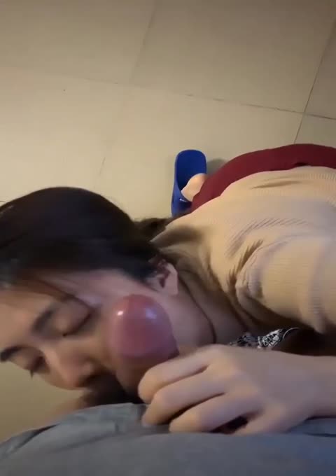 和服装店老板娘有一腿，被风韵少妇拉到住的地方吃鸡，窗外全是人，嫂子却忘情地陶醉舔舐每一处吸取淫液！