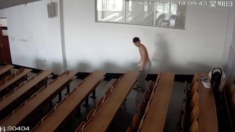 教室门事件 黑龙江科技大学情侣在S404教室啪啪啪 完事女孩走路都变样 两人继续自习