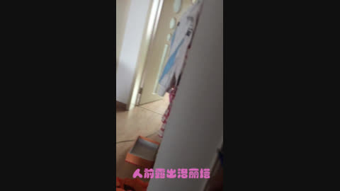 维修工人上门维修强制露出