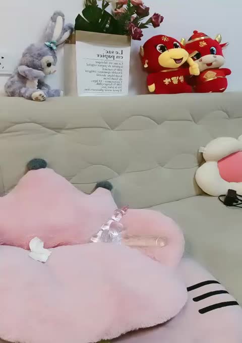 大奶骚女蜜桃Q妹炮击自慰，开档肉丝高跟鞋，掏出大奶炮击抽插无毛逼逼，档位调高快速打桩