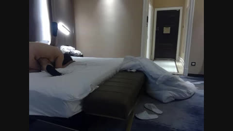 内个舔屁眼的出轨少妇又让我穿黑袜弄喷一床