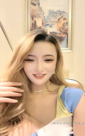 高顔值妖豔妹子誘惑，無毛粉穴假吊騎坐大黑牛