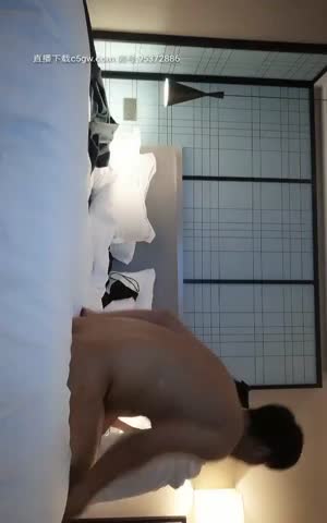 小宝寻花第二场约了个黑衣红唇妹子，舔弄摸逼镜头前口交骑乘后入猛操，呻吟娇喘非常诱人