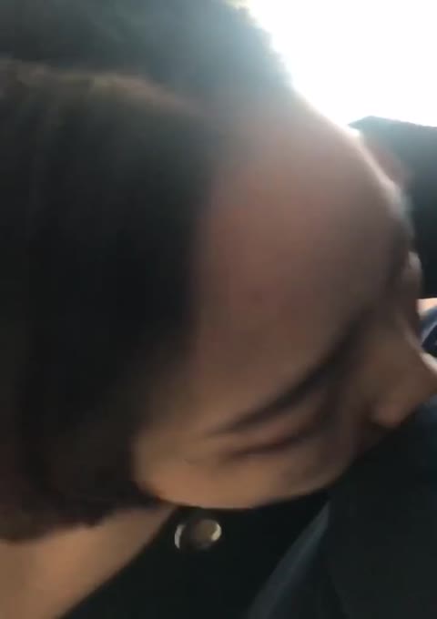 大学情侣出来开房吃鸡，“别害羞看着我，伸舌头舔舔”，女友好像有点不舒服不想口了，男友坚持口，不开心了！