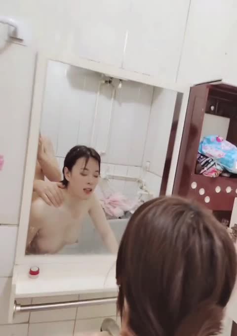 财政处上班的小秘，下了班和男友爱爱，洗完澡直接在浴室来一发，后入，叫声蛮风骚滴！