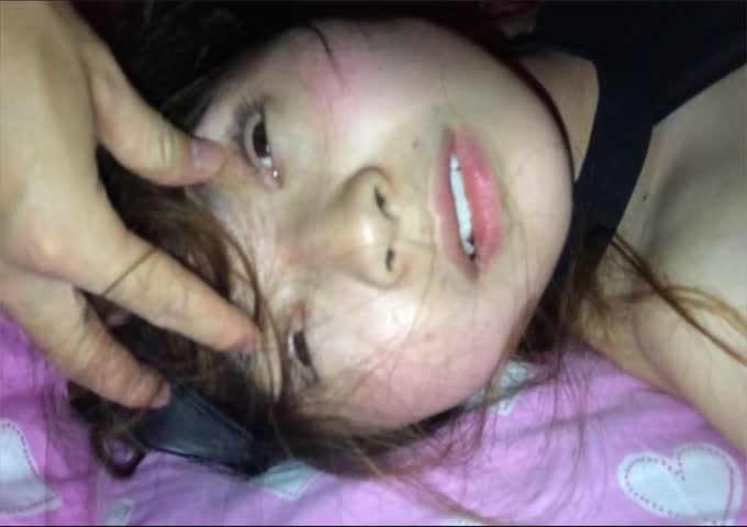 【真实MJ】忽悠大一小学妹出来旅游趁机迷晕，带到房间换丝袜，掰穴玩胸肆意把玩青春的胴体真开心，附图26P