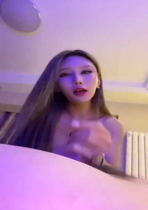 性感小妖Ts沫沫巨乳手感軟軟，揉我奶頭哥哥，舒服嘛快噴我臉上，哇射得好多啊！