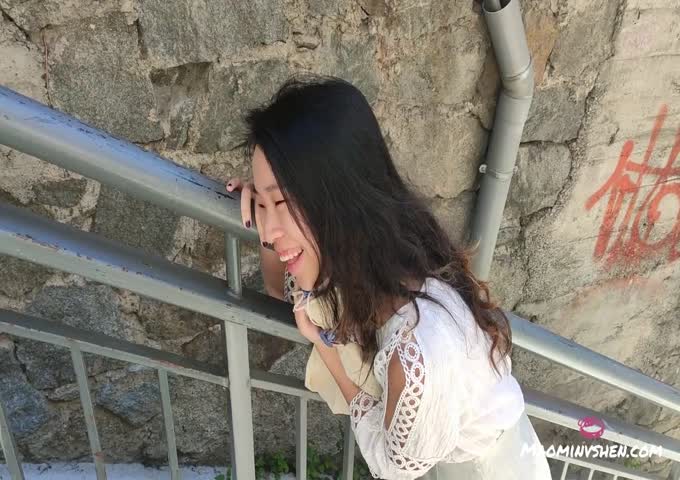 屄毛旺盛的华裔留学生在户外尝试我们的新玩具遥控跳蛋让她在街上高潮