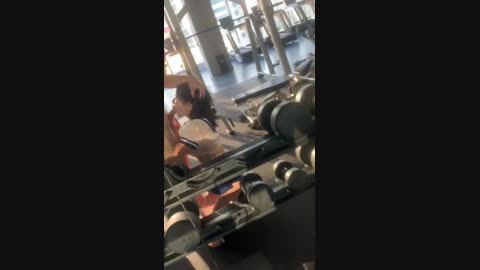 大早上在健身房被纹身女深喉