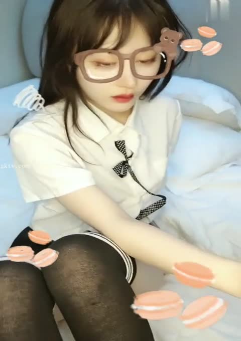 皮肤白皙人妻御姐『爱琳』制服学生装极品粉穴架起来操