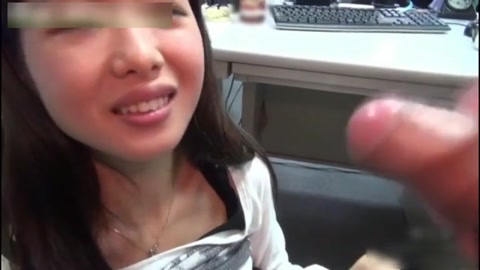 萌妹子网吧提供撸管服务猛射妹子搞完撒个尿