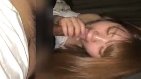 肉感白嫩妹子卖力深喉