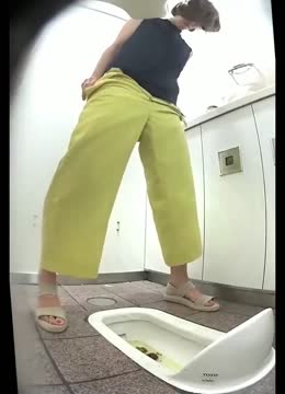 外站新流出商场蹲厕多角度偷拍美眉嘘嘘后拍性感臀部