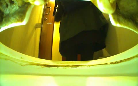 美女如云西餐厅高级坐厕双视角偸拍一位接一位气质美眉方便美女貌似痔疮有点严重啊