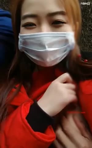 繼二嫂之後又一牛逼大奶主播人生小騷婦戶外景區給兩個民工模樣的人吃雞巴